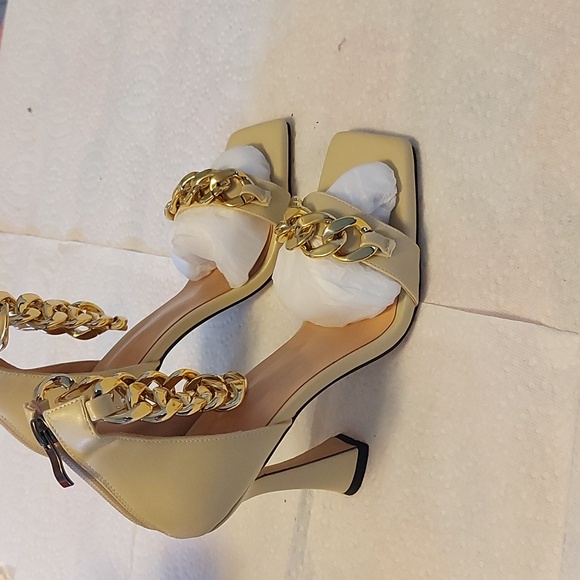 Woman's shoes - Picture 4 of 11